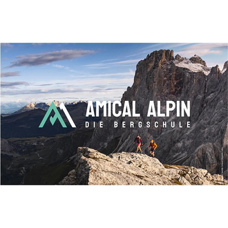 Two people are hiking on a rock with a view of impressive mountains. The logo of "Amical Alpin" is prominently placed in the image. | © SALEWA | Fotograf Storvteller Labs