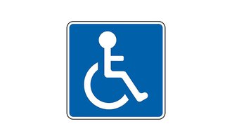 Eine blaue Schild mit einem weißen Symbol für Barrierefreiheit. Es zeigt eine sitzende Person im Rollstuhl. | © Parkplatz für mobilitätseingeschränkte Personen