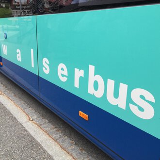 A bus with the inscription "walserbus" on the side. The colors are light blue and dark blue. | © Kleinwalsertal Tourismus