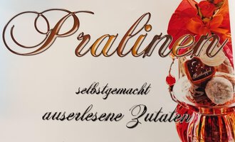 Chocolates in a decorative packaging, written in elegant script. Handmade with selected ingredients. | © Kleinwalsertal Tourismus | N. Lughammer