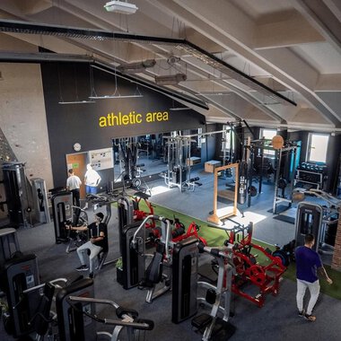 Ein moderner Fitnessraum mit verschiedenen Trainingsgeräten. Die Atmosphäre ist hell und einladend, ideal für sportliche Aktivitäten. | © Fitness Inform Oberstdorf
