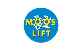 Ein rundes Logo mit dem Text „MOOS LIFT“ in gelben Buchstaben auf blauem Hintergrund. Verschiedene stilisierte Figuren sind ebenfalls dargestellt. | © Mooslift Logo