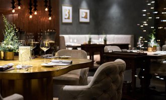 An elegant restaurant with tasteful decor. The table is beautifully set and the atmosphere is cozy and inviting. | © Travel Charme Ifen Hotel