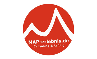 Ein rotes Logo mit stilisierten Bergen und dem Text "MAP-erlebnis.de Canyoning & Rafting". Es repräsentiert Abenteueraktivitäten in der Natur. | © MAP-Erlebnis_logo