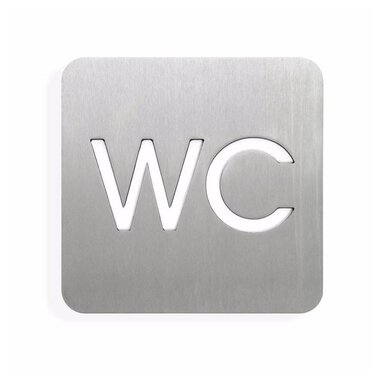 Ein schlichtes, metallisches Schild mit der Aufschrift "WC". Es zeigt an, dass sich eine Toilette in der Nähe befindet. | © Öffentliches WC in Baad