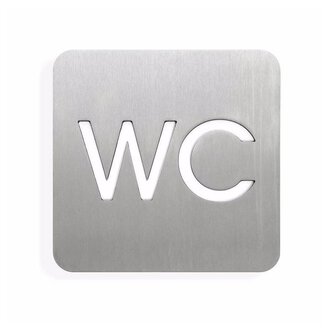 Ein schlichtes, metallisches Schild mit der Aufschrift "WC". Es zeigt an, dass sich eine Toilette in der Nähe befindet. | © Öffentliches WC in Baad