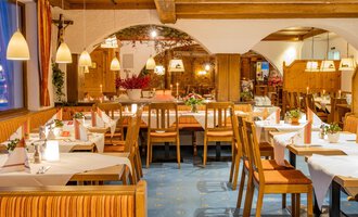 A cozy restaurant with wooden interior and lovingly set tables. The warm colors and soft lighting create an inviting atmosphere. | © Hotel Alte Krone