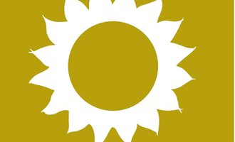 Ein einfaches, stilisiertes Sonnen-Logo in Weiß auf einem hellgrünen Hintergrund. Die Sonne hat strahlenförmige Blätter und einen runden Kern. | © Naturhotel Chesa Valisa Logo