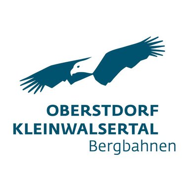 Ein Logo mit einem stilisierten Adler und dem Schriftzug "Oberstdorf Kleinwalsertal Bergbahnen". Es repräsentiert die Bergbahnen in der Region Oberstdorf und Kleinwalsertal. | © OBERSTDORF · KLEINWALSERTAL BERGBAHNEN