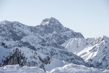 Panoramic view of the snow-covered Widderstein peak and surrounding mountains in winter scenery. | © Kleinwalsertal Tourismus eGen • Photographer: Dominik Berchtold
