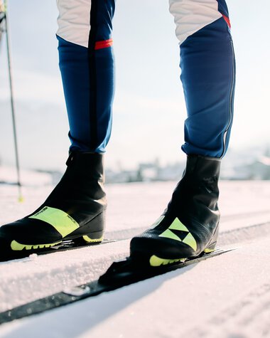 Cross-country skier on the Blackwater Trail in Kleinwalsertal, focus on ski boots and snowy trail. | © Kleinwalsertal Tourismus eGen • Photographer: Oliver Farys
