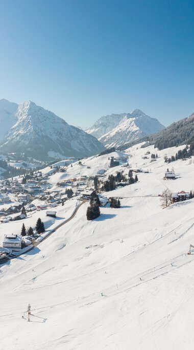 Stunning view of the Heuberg area with snow-covered mountains and villages in Oberstdorf-Kleinwalsertal. | © Oberstdorf · Kleinwalsertal Bergbahnen