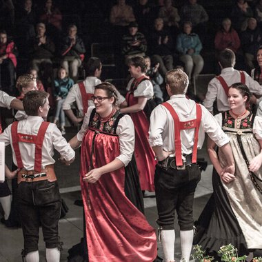 Tanzshow mit jungen Leuten in traditionellen Trachten bei Alpenzauber in einem Festzelt. | © Kleinwalsertal Tourismus eGen • Fotograf: Frank Drechsel